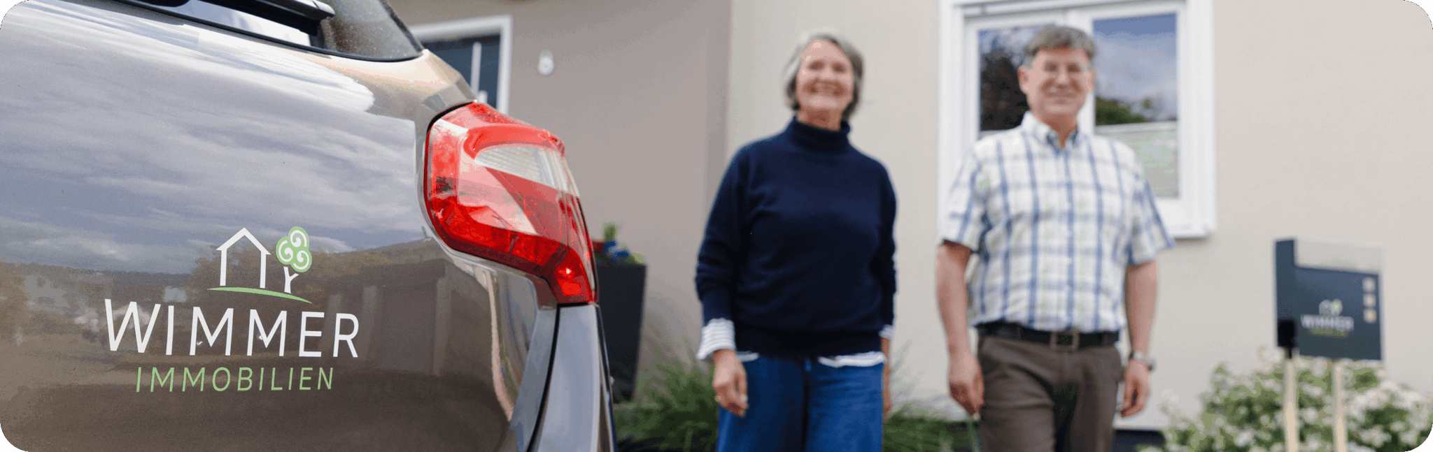 Immobilienberater mit Kundin