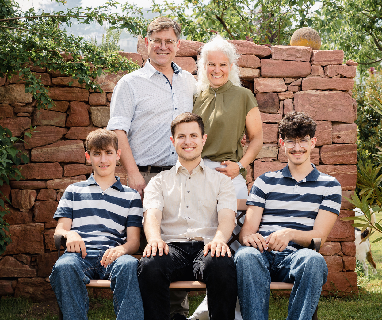 Matthias Wimmer im Kreis seiner Familie im Garten