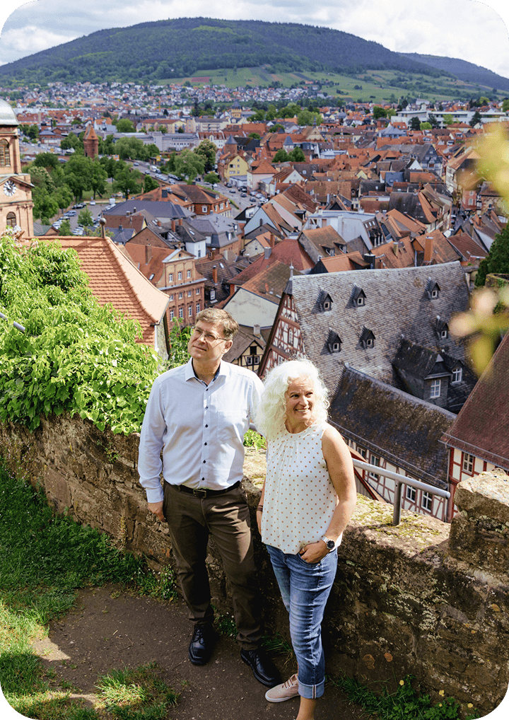 Immobilienberater stehen auf einer Aussichtsterrasse mit Blick auf die Stadt