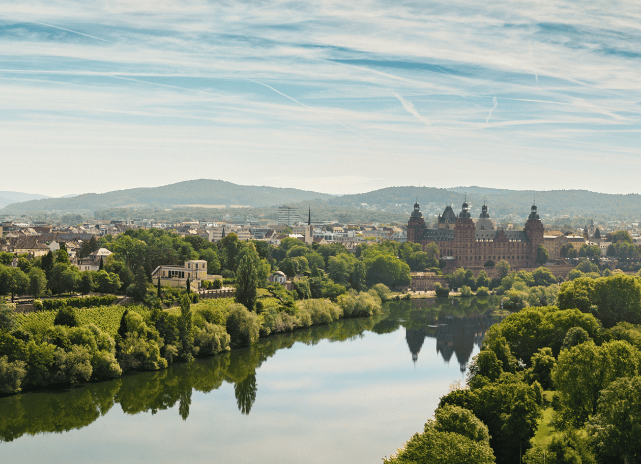 Blick auf Aschaffenburg mit Main und Schloss Johannisburg im Hintergrund