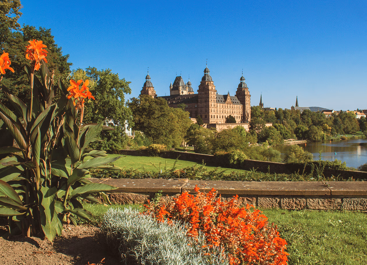 Schloss Johannisburg in Aschaffenburg mit Parkanlage und Blumen