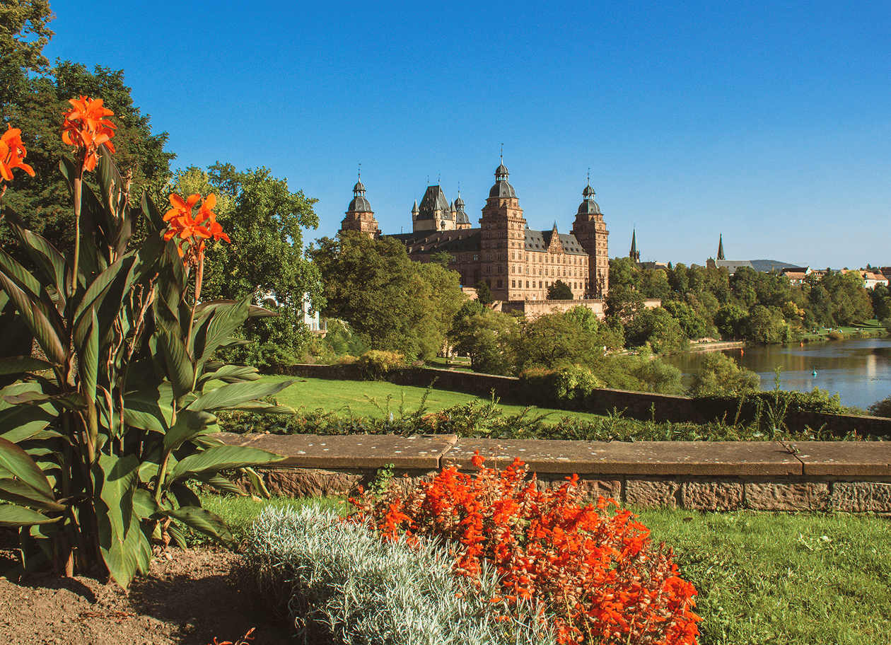 Schloss Johannisburg in Aschaffenburg mit Parkanlage und Blumen