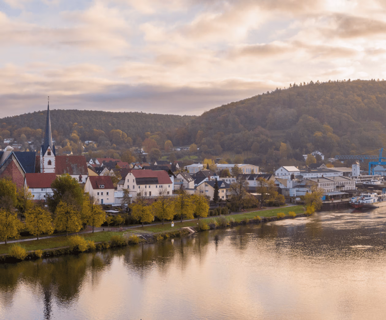 Wohngebiet am Bayerischen Untermain bei warmem Abendlicht