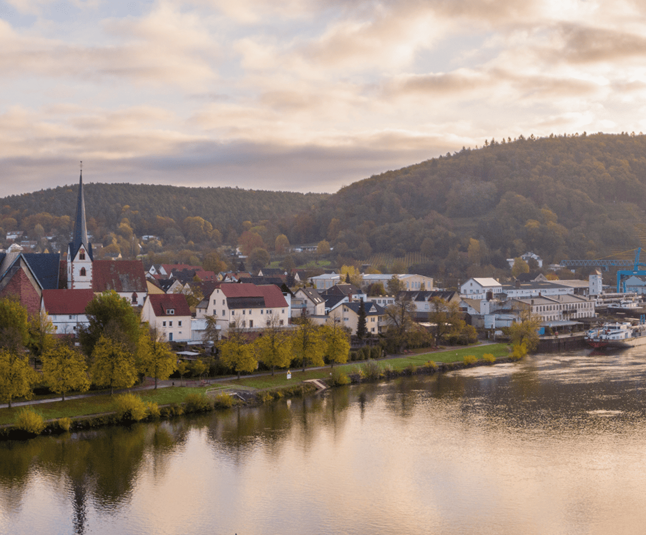 Wohngebiet am Bayerischen Untermain bei warmem Abendlicht