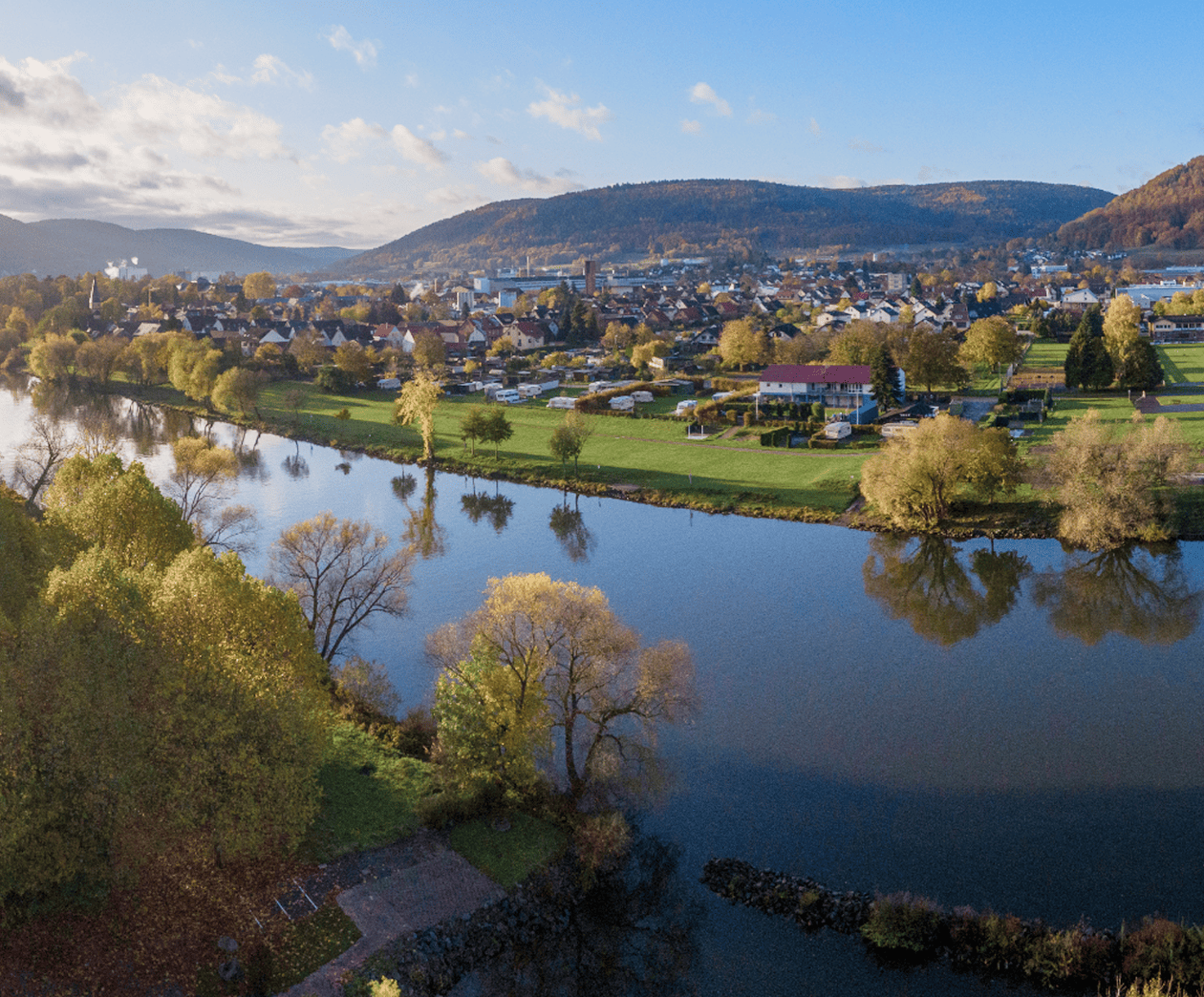 Luftaufnahme einer Flusslandschaft am Bayerischen Untermain