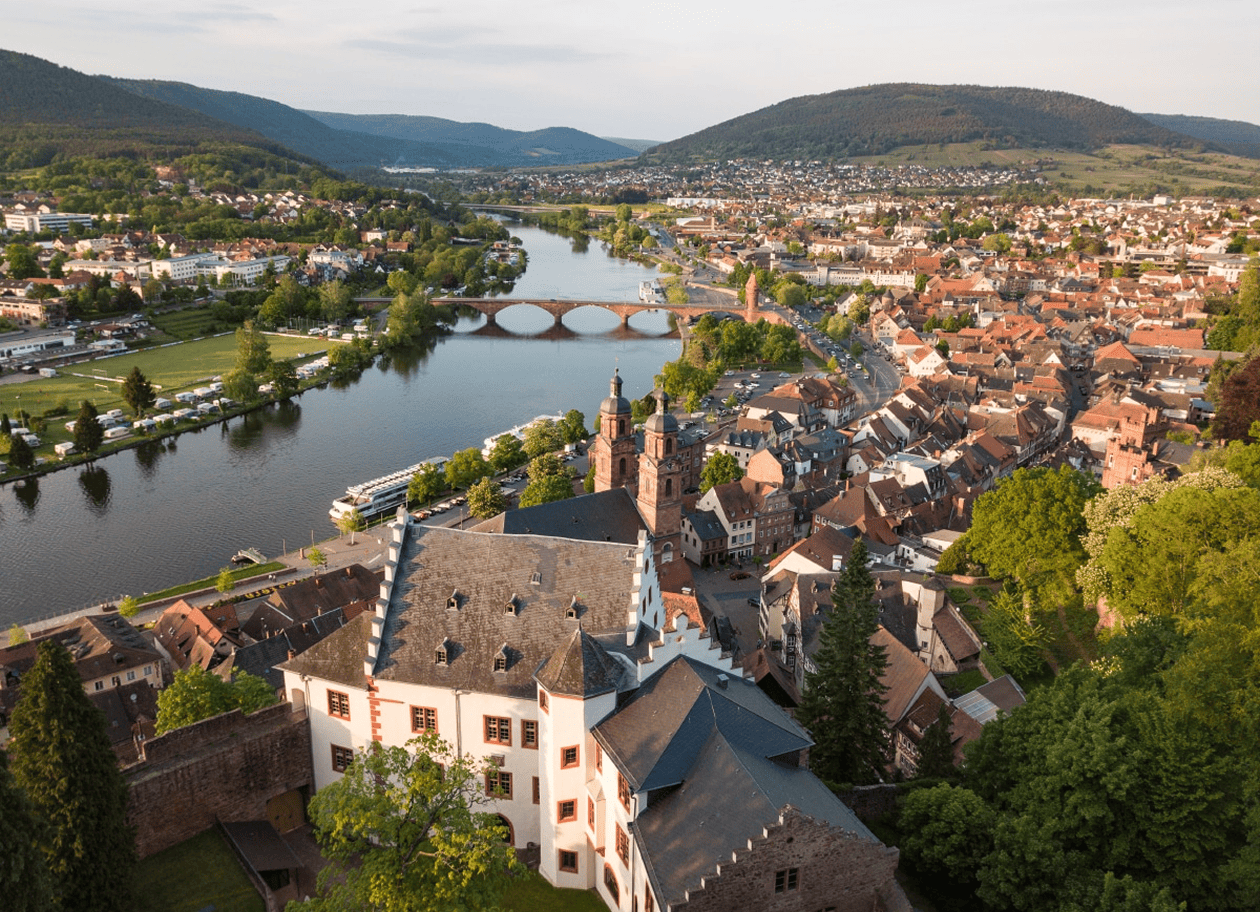 Luftaufnahme von Miltenberg am Main mit Altstadt und Flussufer