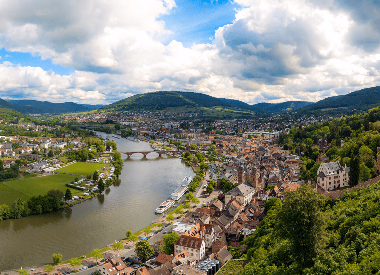 Luftaufnahme von Miltenberg am Main mit Altstadt und Fluss