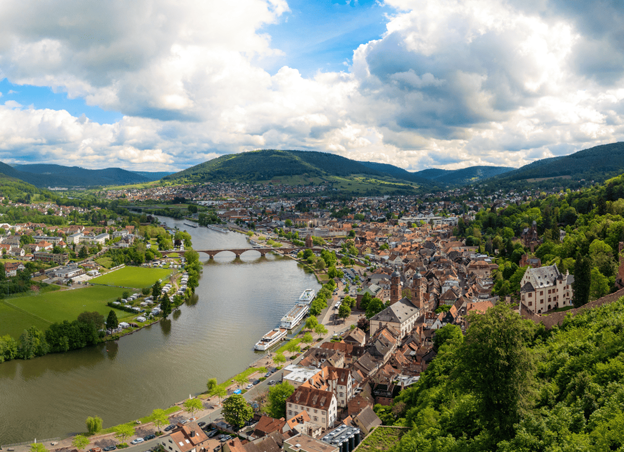 Luftaufnahme von Miltenberg am Main mit Altstadt und Fluss