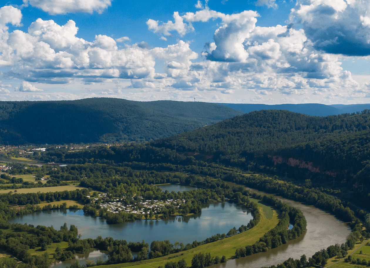 Weite Landschaft im Odenwald mit Wald, Hügeln und See