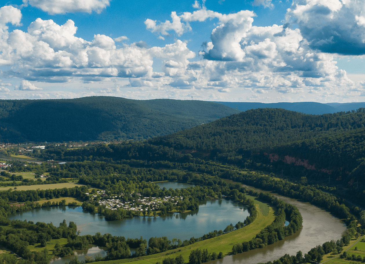 Weite Landschaft im Odenwald mit Wald, Hügeln und See
