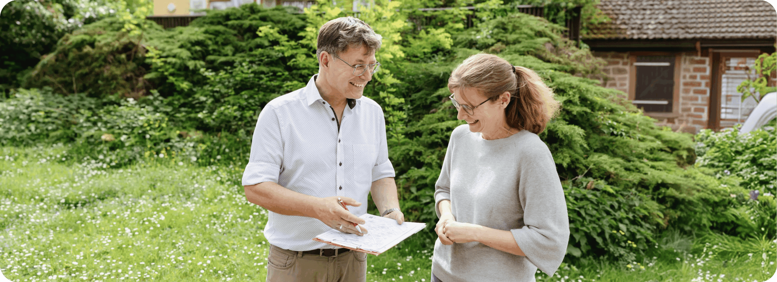 Immobilienmakler im Gespräch mit einer Kundin