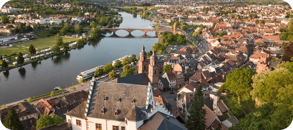 Luftaufnahme von Miltenberg am Main mit historischer Altstadt