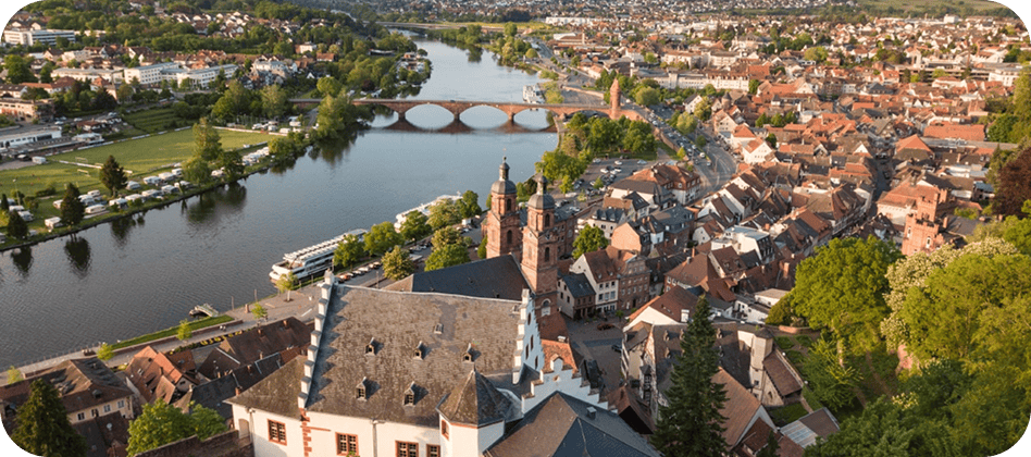 Luftaufnahme von Miltenberg am Main mit historischer Altstadt