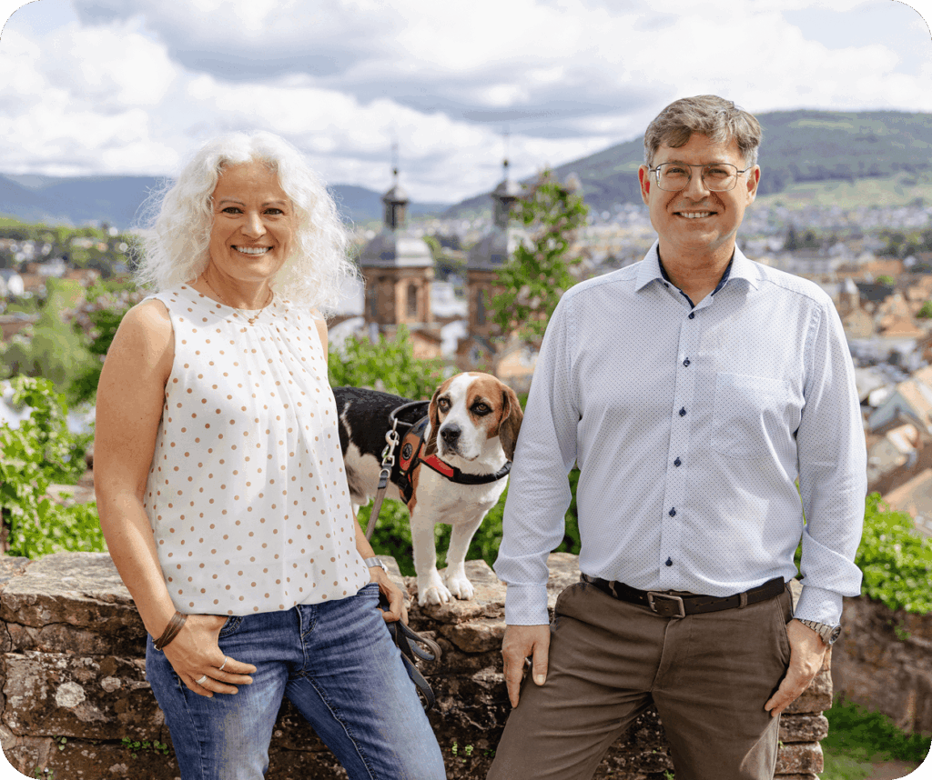 Matthias Wimmer steht mit seiner Frau und Hund im Außenbereich